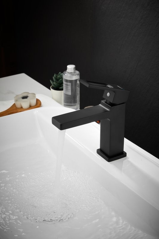 Смеситель для раковины BELZ B658 B10658-7 черный