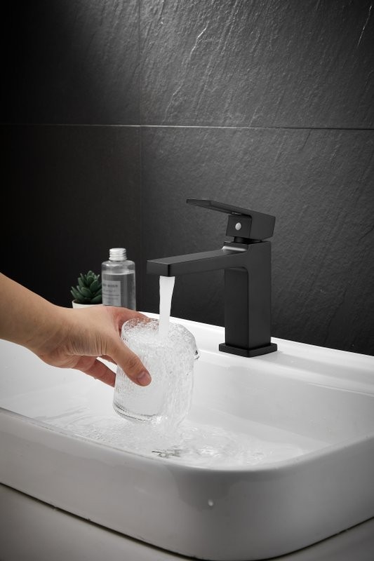 Смеситель для раковины BELZ B658 B10658-7 черный