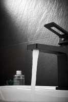 Смеситель для раковины BELZ B658 B10658-7 черный Смеситель для раковины BELZ B658 B10658-7 черный