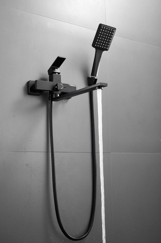 Смеситель с длинным изливом для ванны BELZ B22613-7 черный