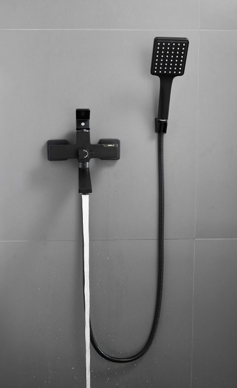 Смеситель с длинным изливом для ванны BELZ B22613-7 черный