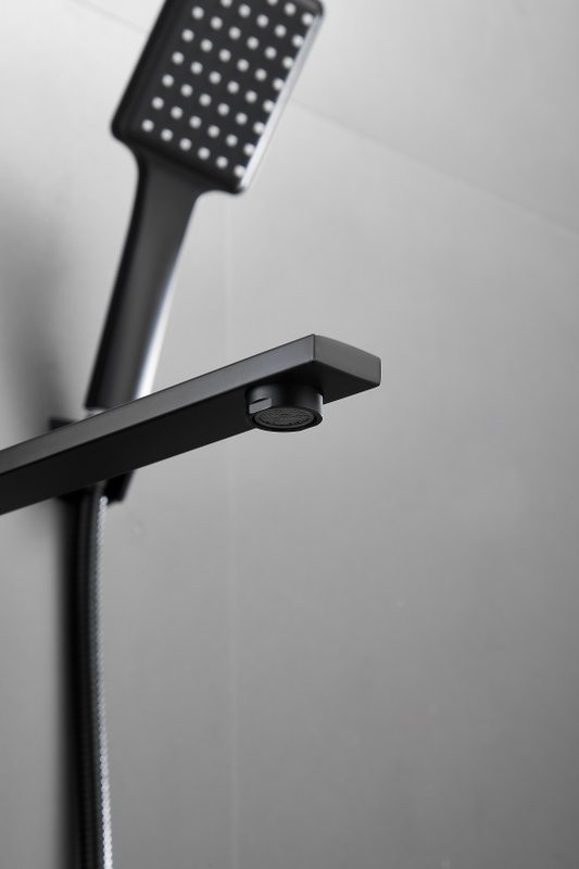 Смеситель с длинным изливом для ванны BELZ B22613-7 черный