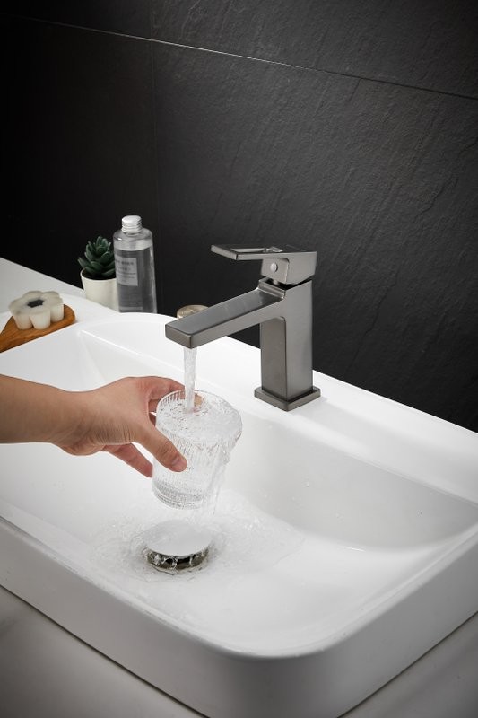 Смеситель для раковины BELZ B658 B10658-3 оружейная сталь