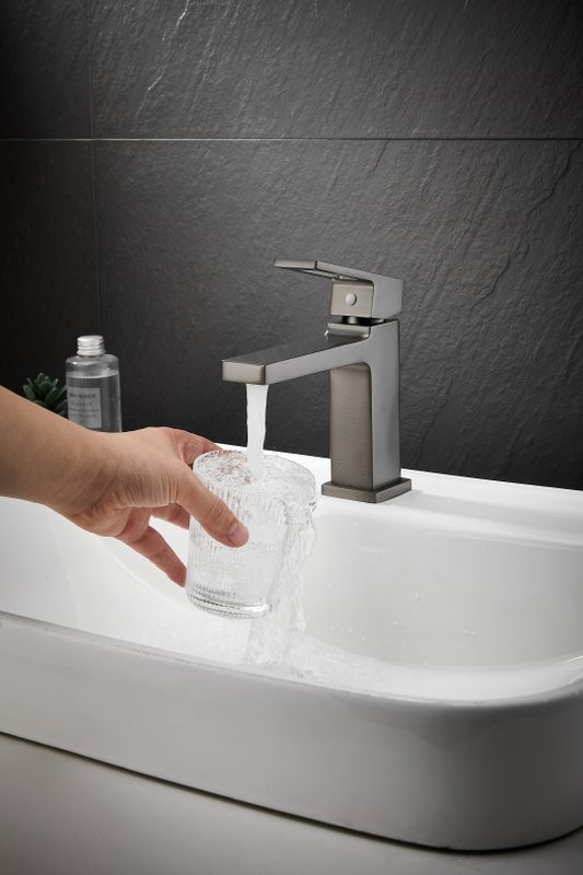 Смеситель для раковины BELZ B658 B10658-3 оружейная сталь