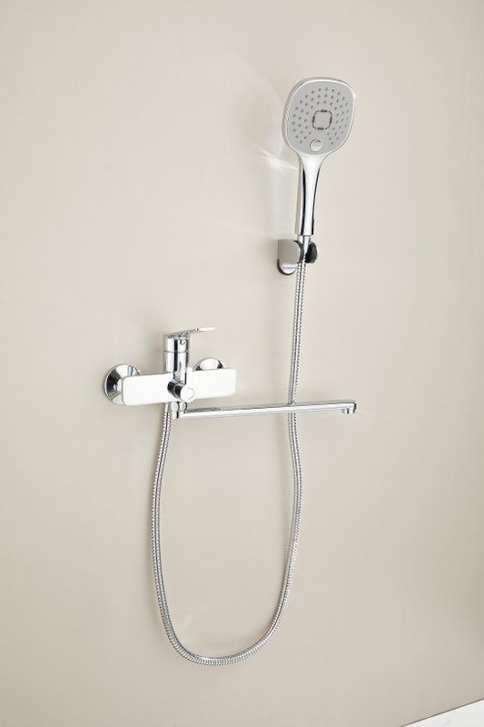 Смеситель с длинным изливом для ванны BELZ B22533 хром