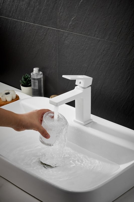 Смеситель для раковины BELZ B658 B10658-8 белый