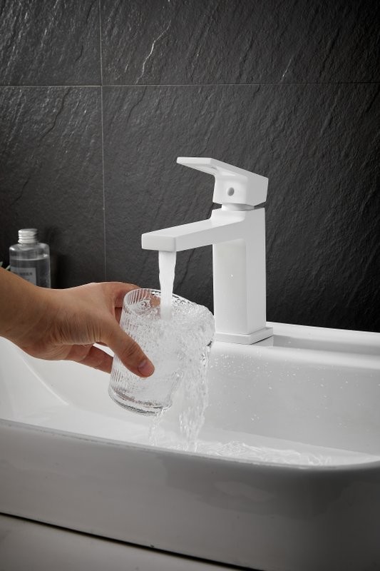 Смеситель для раковины BELZ B658 B10658-8 белый