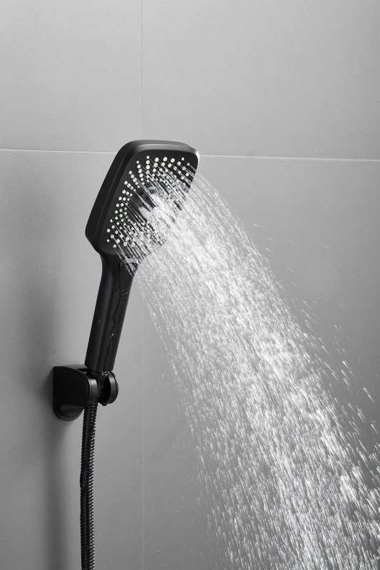 Смеситель с длинным изливом для ванны BELZ B22533-7 черный