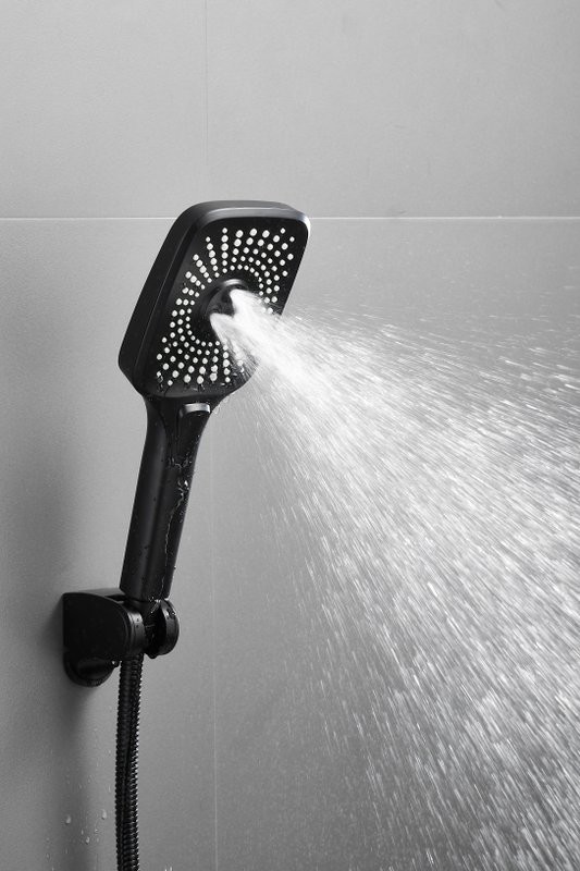 Смеситель с длинным изливом для ванны BELZ B22533-7 черный