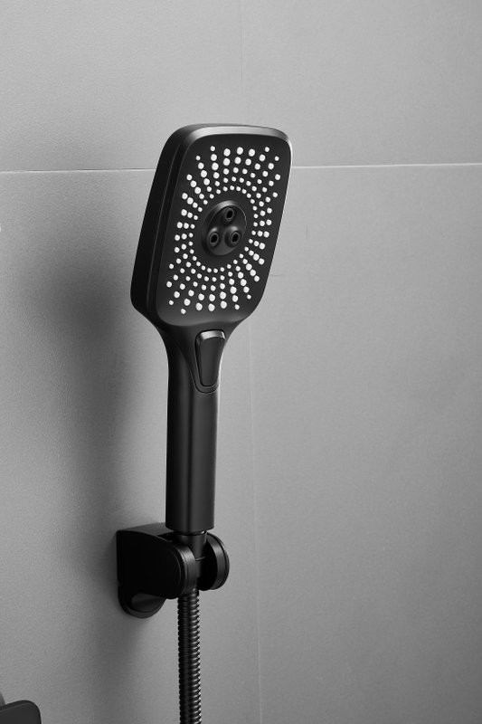 Смеситель с длинным изливом для ванны BELZ B22533-7 черный