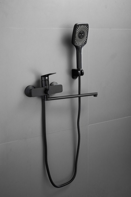 Смеситель с длинным изливом для ванны BELZ B22533-7 черный