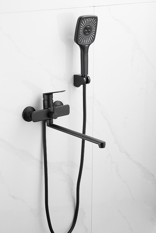 Смеситель с длинным изливом для ванны BELZ B22533-7 черный