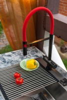 Смеситель для кухни Omoikiri Kanto PVD-GM с гибким изливом