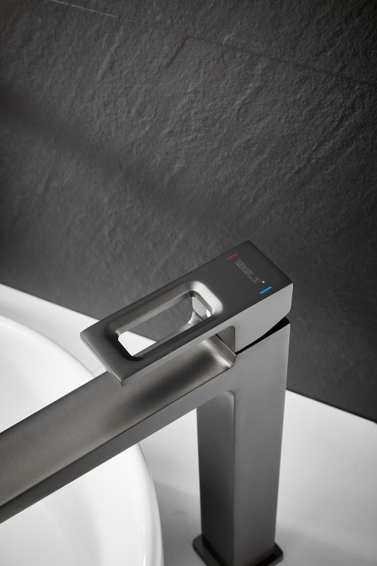 Смеситель для раковины BELZ B658 B11658-3 оружейная сталь