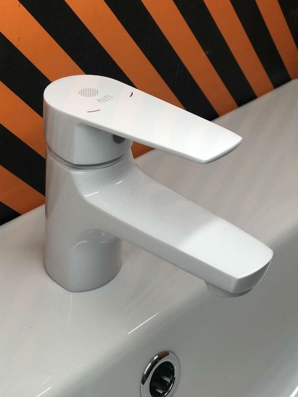 Смеситель для раковины Orange Loop M26-021W белый