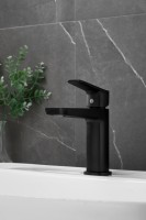 Смеситель для раковины BELZ B715 B10715-7 черный Смеситель для раковины BELZ B715 B10715-7 черный