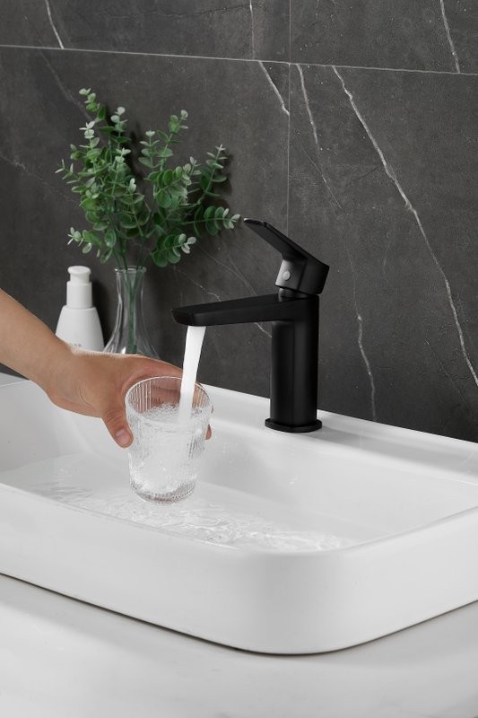 Смеситель для раковины BELZ B715 B10715-7 черный