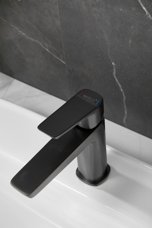 Смеситель для раковины BELZ B715 B10715-3 оружейная сталь