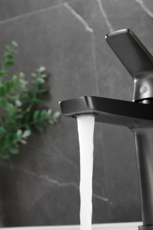 Смеситель для раковины BELZ B715 B10715-3 оружейная сталь