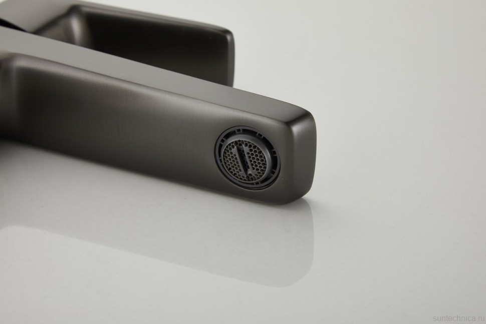 Смеситель для раковины BELZ B715 B10715-3 оружейная сталь