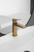 Смеситель для раковины BELZ B715 B10715-5 золото Смеситель для раковины BELZ B715 B10715-5 золото