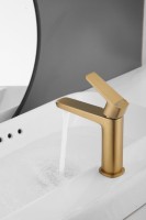 Смеситель для раковины BELZ B715 B10715-5 золото Смеситель для раковины BELZ B715 B10715-5 золото