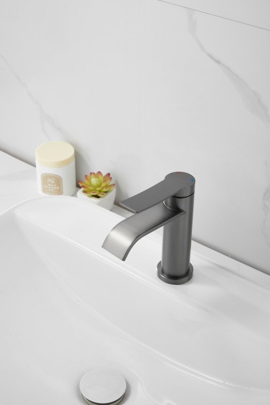 Смеситель для раковины BELZ B812 B10812-3 оружейная сталь