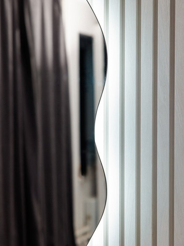 Зеркало CONTINENT Led Phantom 60х110 см, с холодной подсветкой, с датчиком движения