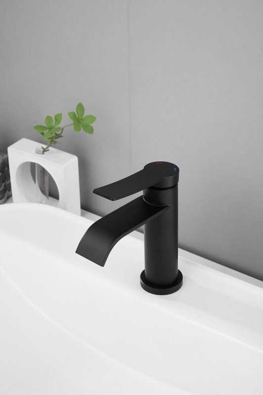 Смеситель для раковины BELZ B812 B10812-7 черный