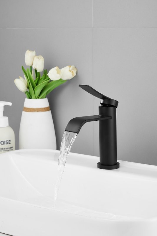 Смеситель для раковины BELZ B812 B10812-7 черный