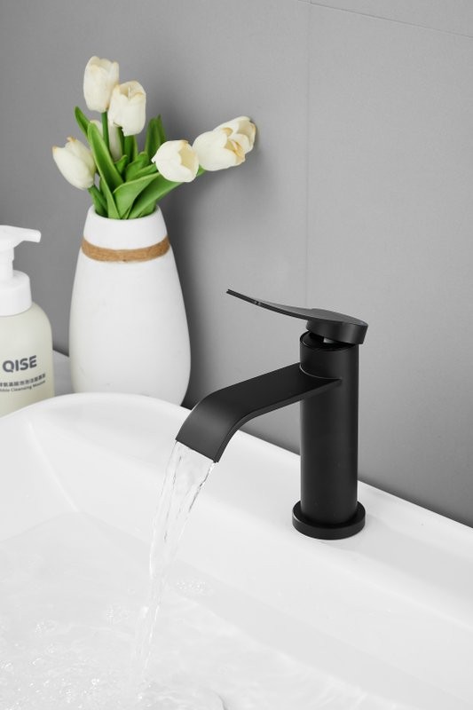 Смеситель для раковины BELZ B812 B10812-7 черный