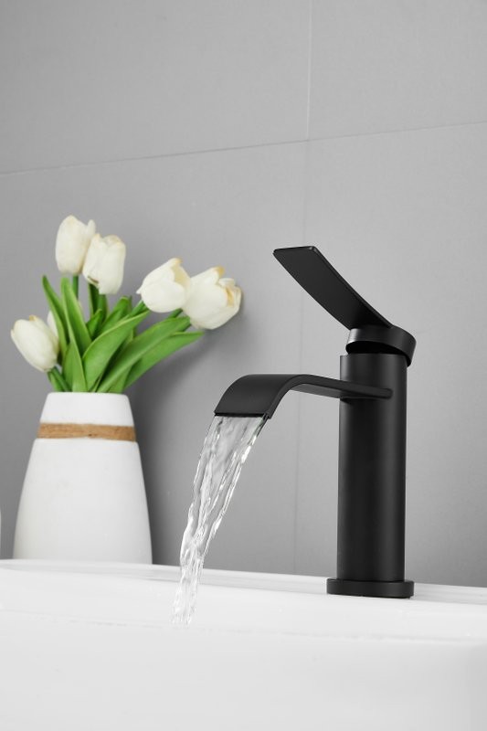 Смеситель для раковины BELZ B812 B10812-7 черный