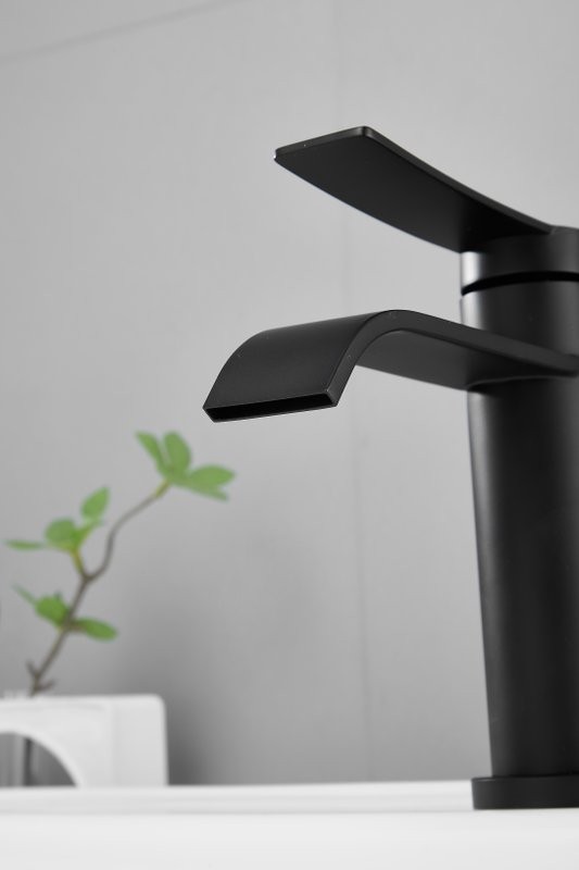 Смеситель для раковины BELZ B812 B10812-7 черный