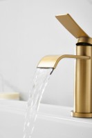 Смеситель для раковины BELZ B812 B10812-5 золото