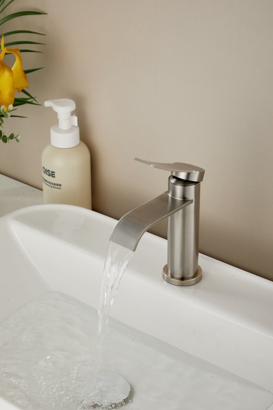 Смеситель для раковины BELZ B812 B10812-1 сатин