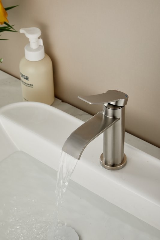 Смеситель для раковины BELZ B812 B10812-1 сатин