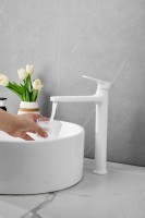 Смеситель для раковины BELZ B713 B11713-8 белый Смеситель для раковины BELZ B713 B11713-8 белый