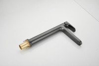 Смеситель для раковины BELZ B713 B11713-3 оружейная сталь Смеситель для раковины BELZ B713 B11713-3 оружейная сталь