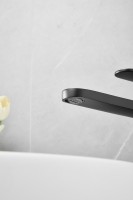 Смеситель для раковины BELZ B713 B11713-7 черный Смеситель для раковины BELZ B713 B11713-7 черный