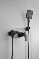 Смеситель для ванны с душем BELZ B60533-7 черный Смеситель для ванны с душем BELZ B60533-7 черный