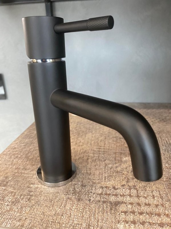 Смеситель для раковины Boheme Uno 461-BCR black chrome