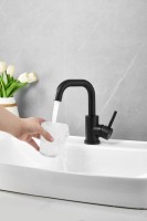 Смеситель для раковины BELZ B810 B10810-7 черный Смеситель для раковины BELZ B810 B10810-7 черный