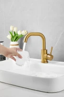 Смеситель для раковины BELZ B810 B10810-5 золото Смеситель для раковины BELZ B810 B10810-5 золото