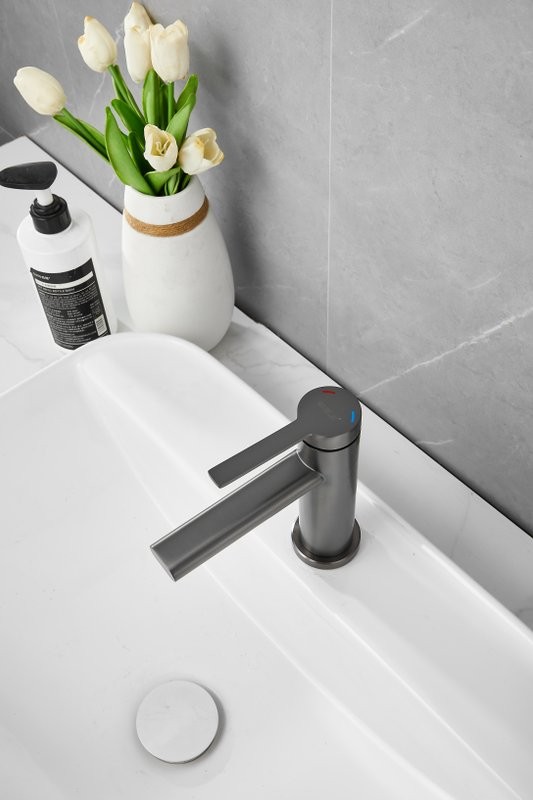 Смеситель для раковины BELZ B813 B10813-3 оружейная сталь