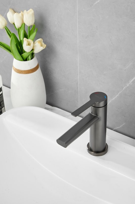 Смеситель для раковины BELZ B813 B10813-3 оружейная сталь