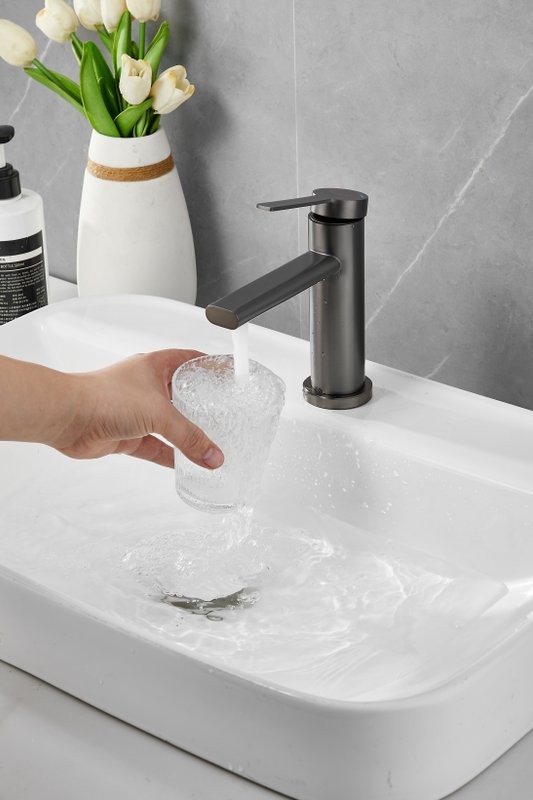 Смеситель для раковины BELZ B813 B10813-3 оружейная сталь