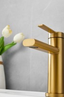 Смеситель для раковины BELZ B813 B10813-5 золото Смеситель для раковины BELZ B813 B10813-5 золото