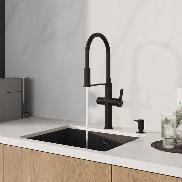 Смеситель для кухни IDDIS Ikon IKNBLFFi05 с гибким изливом, матовый черный