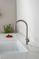 Смеситель для кухни AQUAme Cucina с выдвижным изливом AQM9901BN