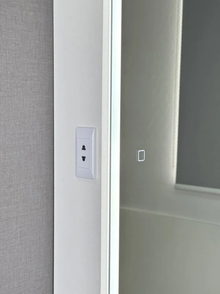 Зеркало-шкаф Alavann Cosmetic Light 70x80, с приближением, с подсветкой, глянцевый белый